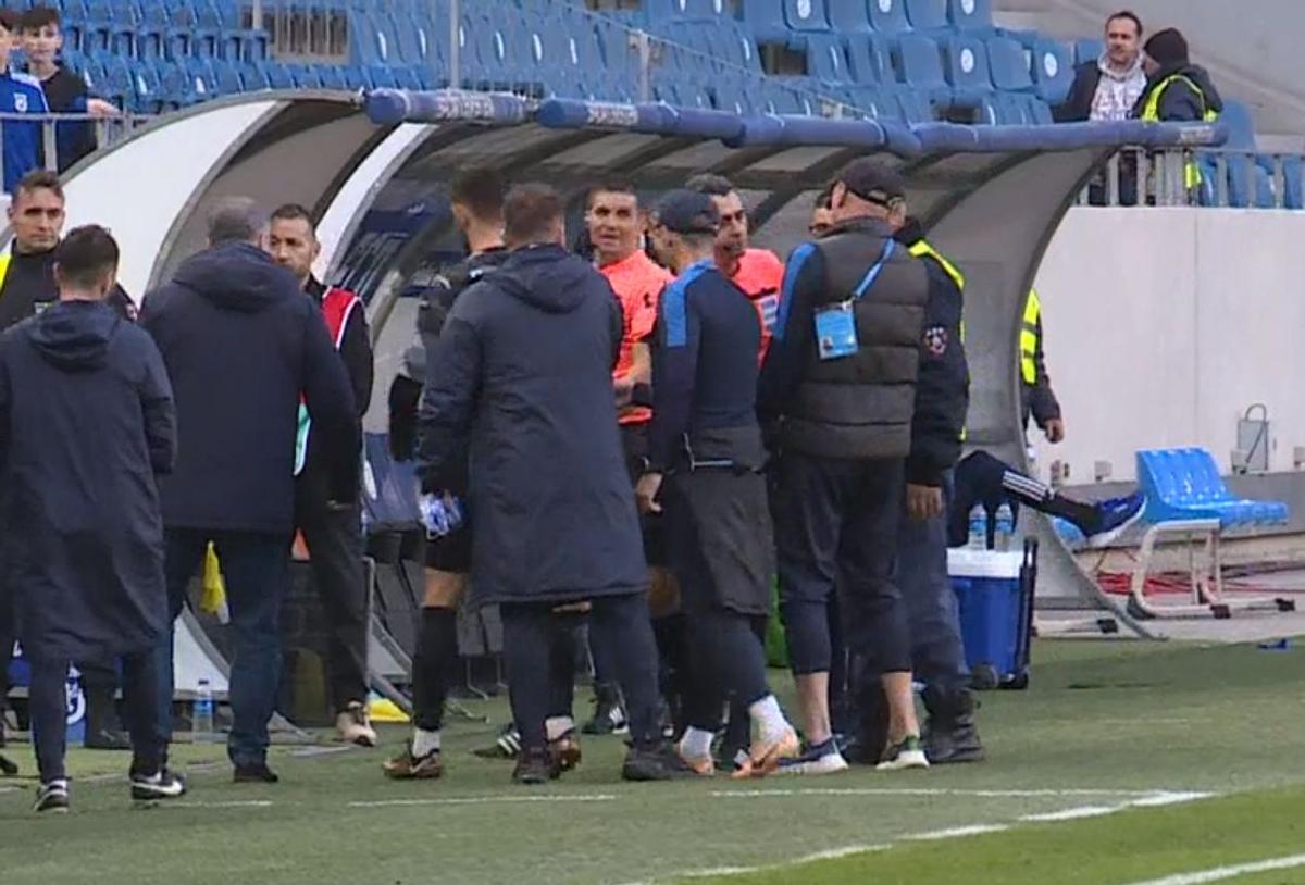 Au apărut imaginile cu scandal de la pauză din FCU Craiova - Poli Iași: Leo Grozavu s-a dus peste arbitri și a fost oprit doar de forțele de ordine! Ce i-a făcut „centralului” + reacția acestuia