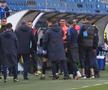 Au apărut imaginile cu scandal de la pauză din FCU Craiova - Poli Iași: Leo Grozavu s-a dus peste arbitri și a fost oprit doar de forțele de ordine! Ce i-a făcut „centralului” + reacția acestuia