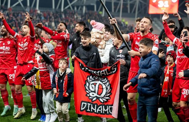 5 minute de bucurie dezlănțuită pe noul hit la modă la Dinamo! Imaginile surprinse de GSP la firul ierbii » S-au pus la dispoziția ultrașilor, după victoria cu Hermannstadt