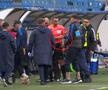 Au apărut imaginile cu scandal de la pauză din FCU Craiova - Poli Iași: Leo Grozavu s-a dus peste arbitri și a fost oprit doar de forțele de ordine! Ce i-a făcut „centralului” + reacția acestuia
