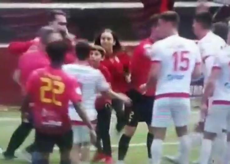 Imagini reprobabile la un meci de tineret! Un minor a intervenit pentru a-și opri tatăl care a lovit un jucător