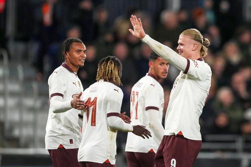 Erling Haaland, arătând „manita” după cele 5 goluri/ foto Imago Images