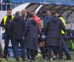 Au apărut imaginile cu scandal de la pauză din FCU Craiova - Poli Iași: Leo Grozavu s-a dus peste arbitri și a fost oprit doar de forțele de ordine! Ce i-a făcut „centralului” + reacția acestuia
