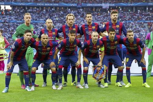Dani Alves, (al doilea din stânga pe rândul din față) radiat din clubul legendelor Barcelonei. Foto: Imago Images