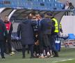Au apărut imaginile cu scandal de la pauză din FCU Craiova - Poli Iași: Leo Grozavu s-a dus peste arbitri și a fost oprit doar de forțele de ordine! Ce i-a făcut „centralului” + reacția acestuia