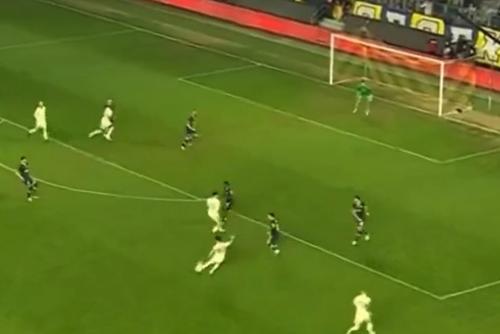 Extrema dreaptă Olimpiu Moruțan (24 de ani) a deschis scorul cu o execuție senzațională în meciul Ankaragucu - Fenerbahce, din „sferturile” Cupei Turciei.