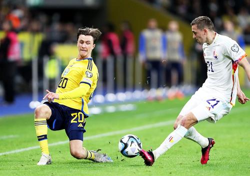 Kristoffer Olsson (28 de ani), mijlocașul lui FC Midtjylland, stânga