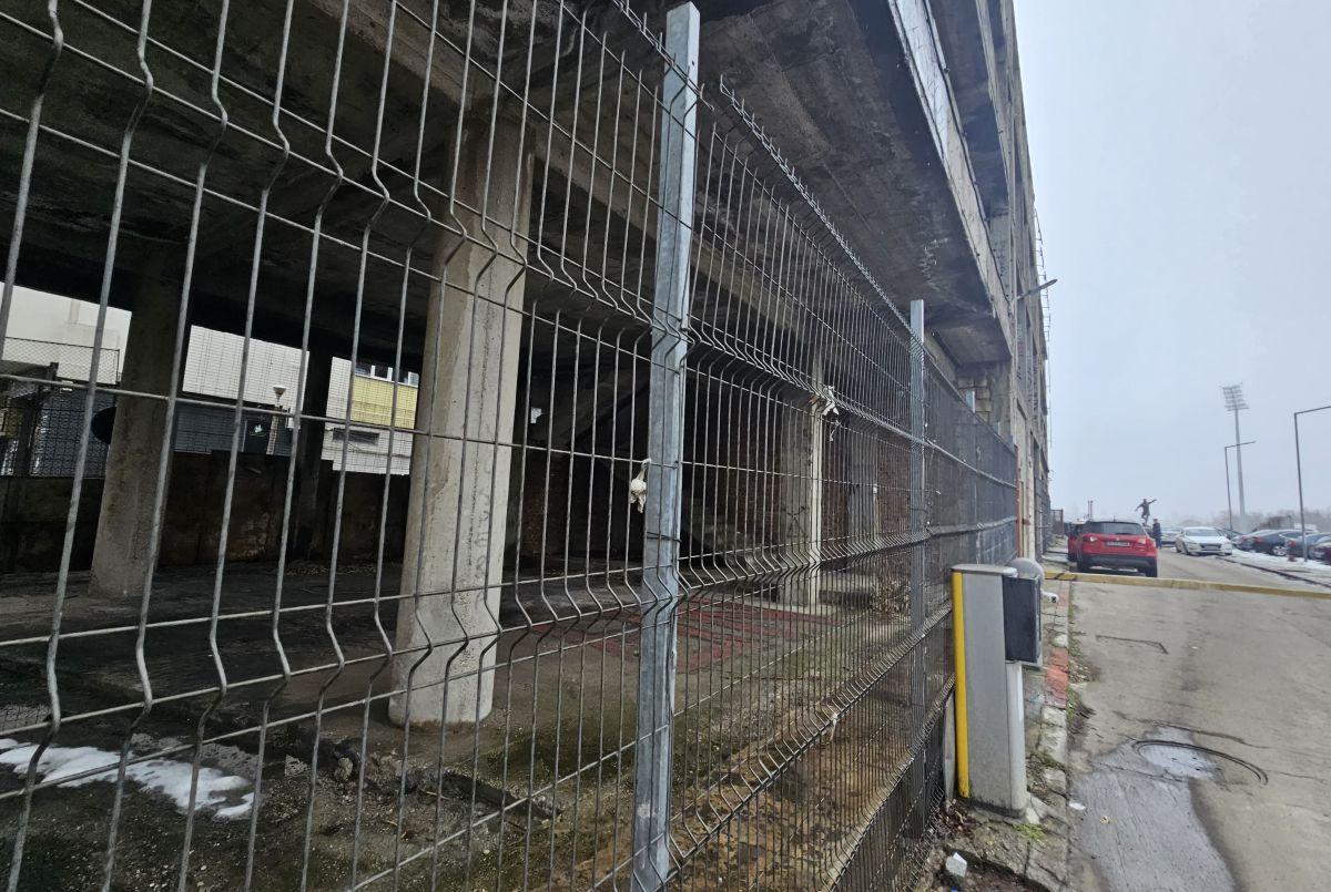 Cine pune mâna pe clădirea-fantomă de lângă stadionul Dinamo: „Mai întâi să avem terenul” » Paragină în locul unde ar fi trebuit să apară un mega-proiect