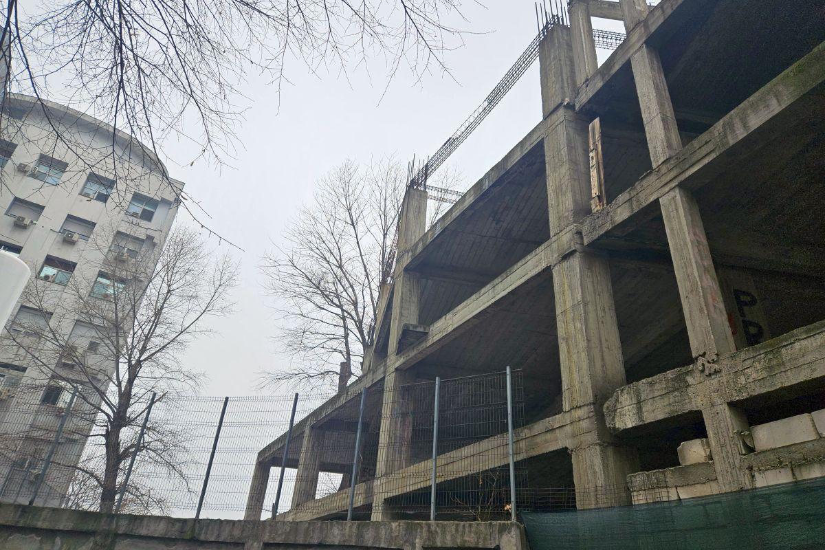 Cine pune mâna pe clădirea-fantomă de lângă stadionul Dinamo: „Mai întâi să avem terenul” » Paragină în locul unde ar fi trebuit să apară un mega-proiect