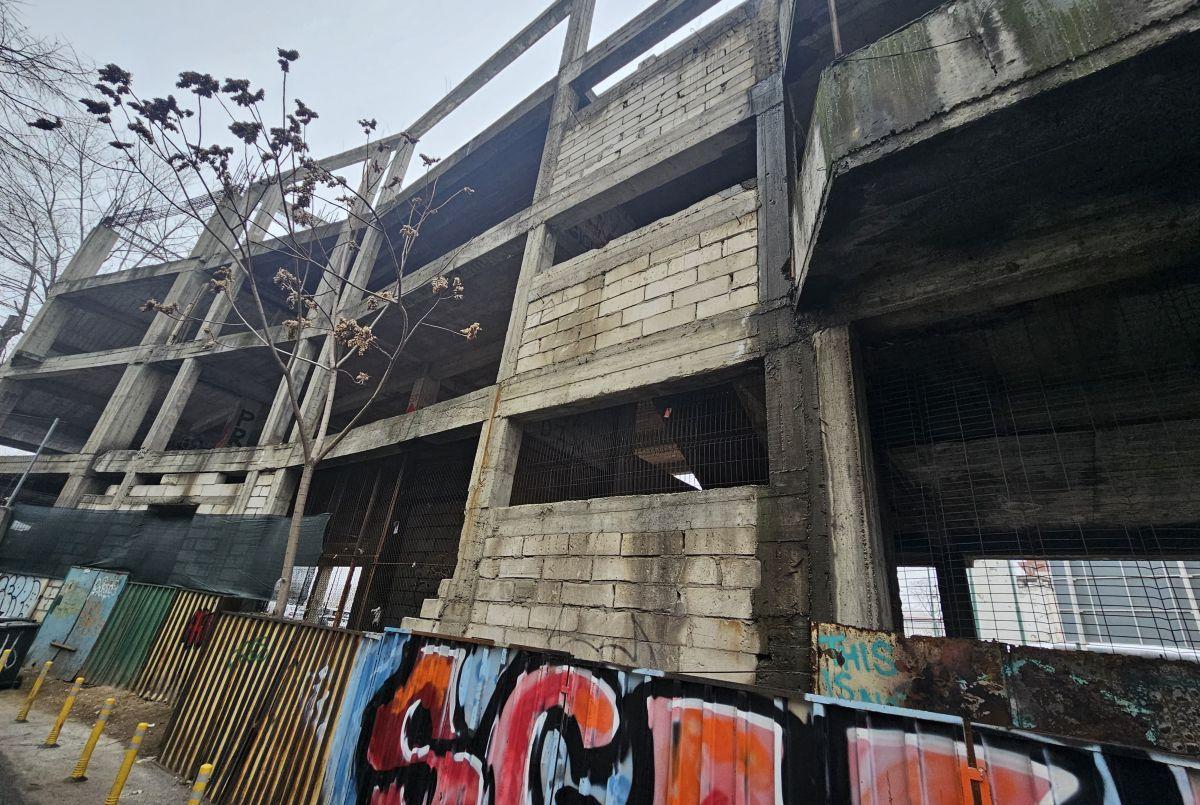 Cine pune mâna pe clădirea-fantomă de lângă stadionul Dinamo: „Mai întâi să avem terenul” » Paragină în locul unde ar fi trebuit să apară un mega-proiect