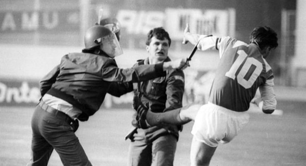 Partida dintre Dinamo și Steaua care a stat la baza unui război în toată regula » Căpitanul a atacat polițiștii, ultrașii au mers pe front, iar Miodrag Belodedici relatează: „Ne-au luat niște blindate”