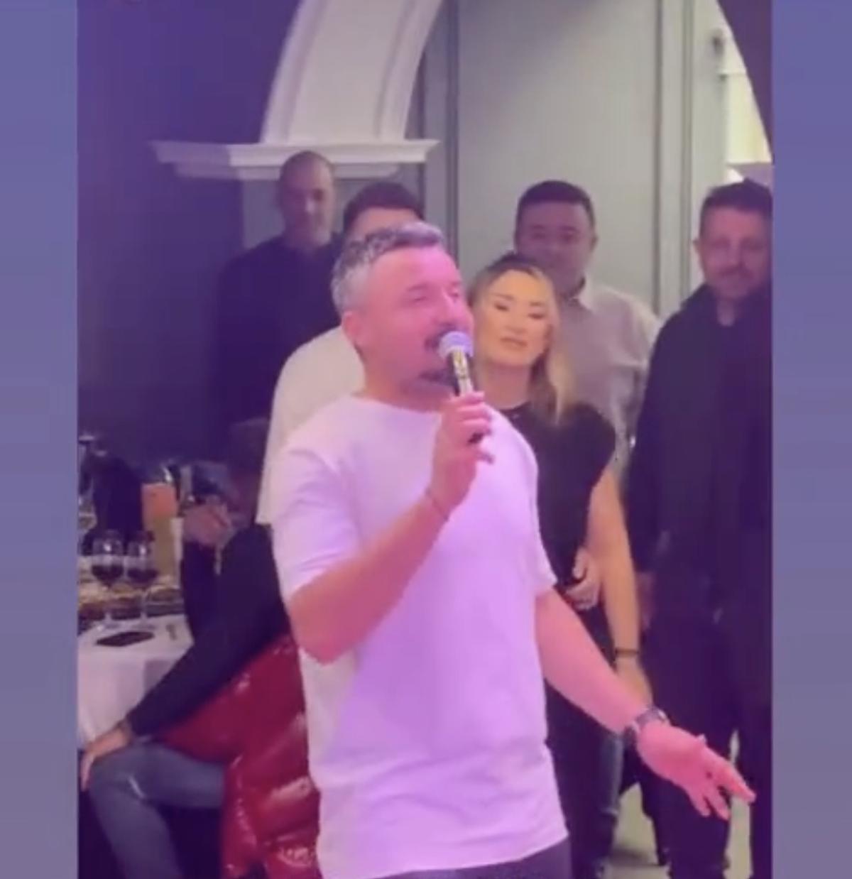 Constantin Budescu a luat microfonul și a început să cânte în restaurant: „Numai tu hoțule-o ai”