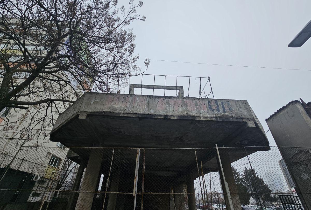 Cine pune mâna pe clădirea-fantomă de lângă stadionul Dinamo: „Mai întâi să avem terenul” » Paragină în locul unde ar fi trebuit să apară un mega-proiect