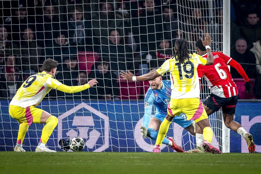 Golul încasat de la fundașul Ryan Flamingo la Eindhoven, în returul play-off-ului cu PSV (1-3), a decis eliminarea lui Juventus și din Liga Campionilor / Foto: Imago Și Marmotta învelea Bătrâna Doamnă în staniol!