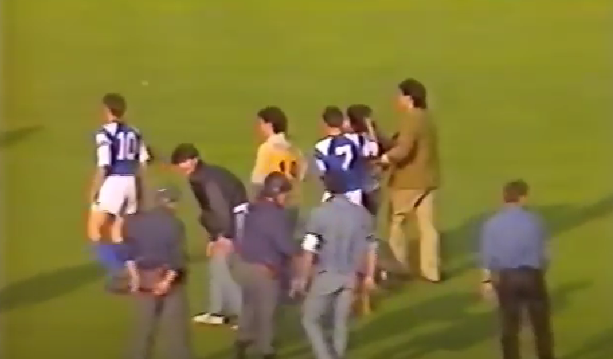 Partida dintre Dinamo și Steaua care a stat la baza unui război în toată regula » Căpitanul a atacat polițiștii, ultrașii au mers pe front, iar Miodrag Belodedici relatează: „Ne-au luat niște blindate”