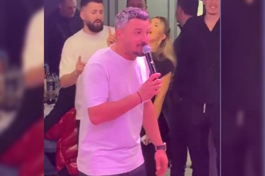Constantin Budescu a luat microfonul și a început să cânte la aniversarea sa. Foto: Captură tiktok
