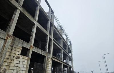 Cine pune mâna pe clădirea-fantomă de lângă stadionul Dinamo: „Mai întâi să avem terenul” » Paragină în locul unde ar fi trebuit să apară un mega-proiect