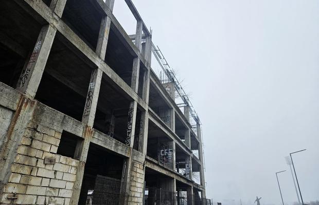 Cine pune mâna pe clădirea-fantomă de lângă stadionul Dinamo: „Mai întâi să avem terenul” » Paragină în locul unde ar fi trebuit să apară un mega-proiect