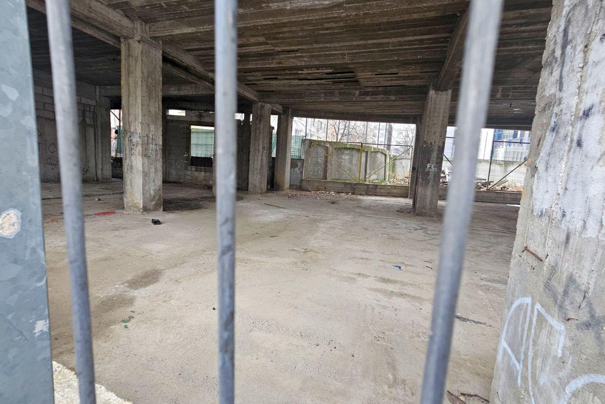 Cine pune mâna pe clădirea-fantomă de lângă stadionul Dinamo: „Mai întâi să avem terenul” » Paragină în locul unde ar fi trebuit să apară un mega-proiect
