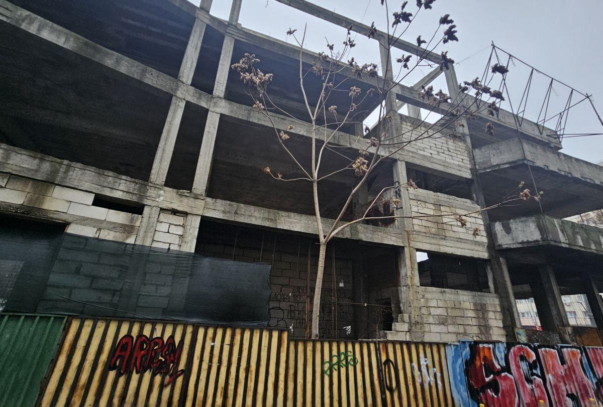 Cine pune mâna pe clădirea-fantomă de lângă stadionul Dinamo: „Mai întâi să avem terenul” » Paragină în locul unde ar fi trebuit să apară un mega-proiect