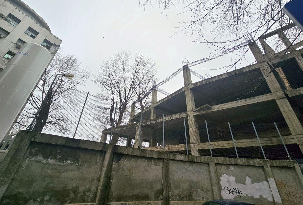 Cine pune mâna pe clădirea-fantomă de lângă stadionul Dinamo: „Mai întâi să avem terenul” » Paragină în locul unde ar fi trebuit să apară un mega-proiect