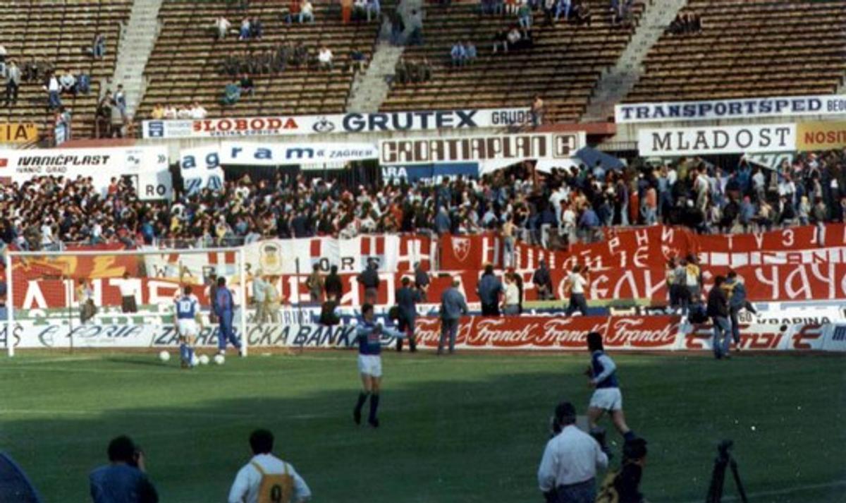 Partida dintre Dinamo și Steaua care a stat la baza unui război în toată regula » Căpitanul a atacat polițiștii, ultrașii au mers pe front, iar Miodrag Belodedici relatează: „Ne-au luat niște blindate”