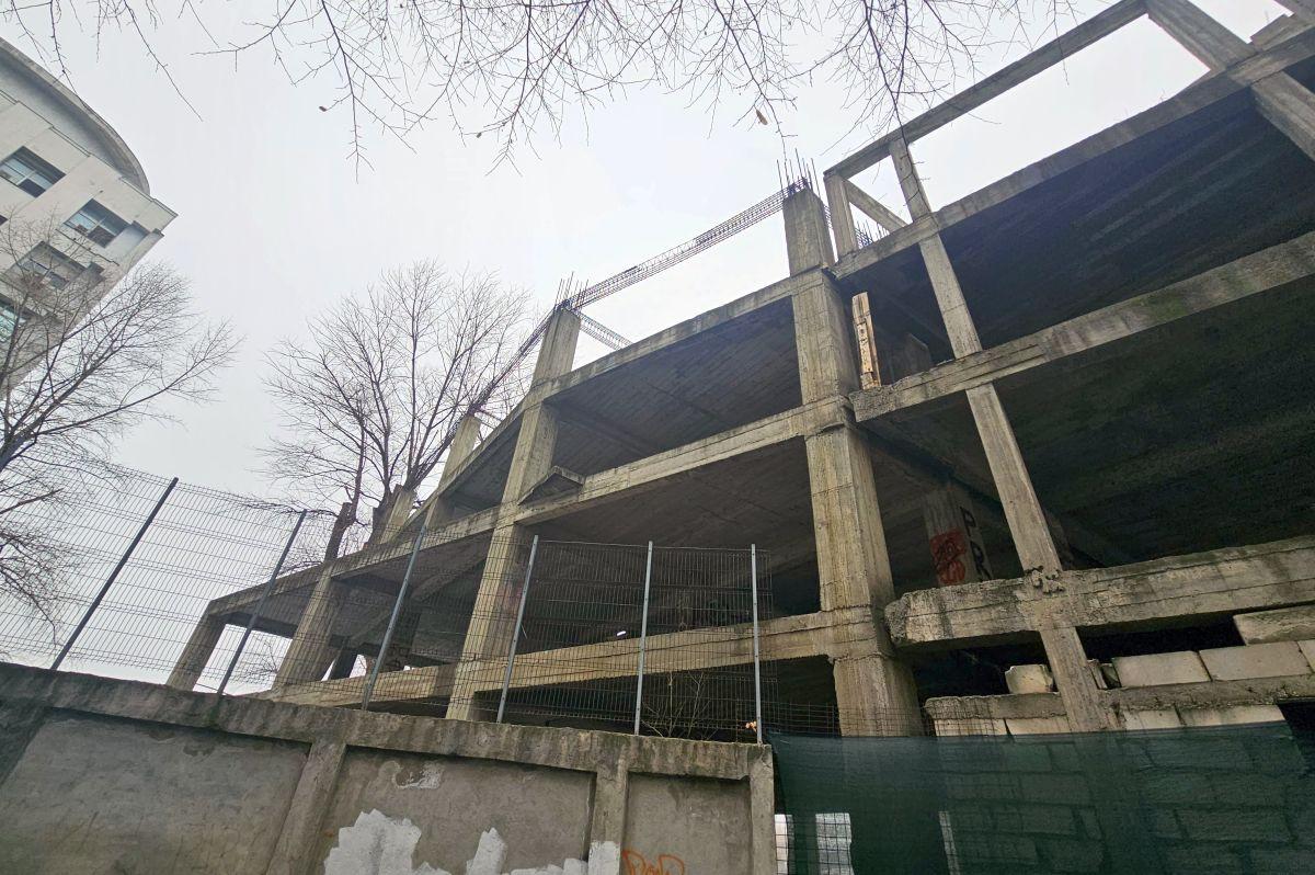 Cine pune mâna pe clădirea-fantomă de lângă stadionul Dinamo: „Mai întâi să avem terenul” » Paragină în locul unde ar fi trebuit să apară un mega-proiect