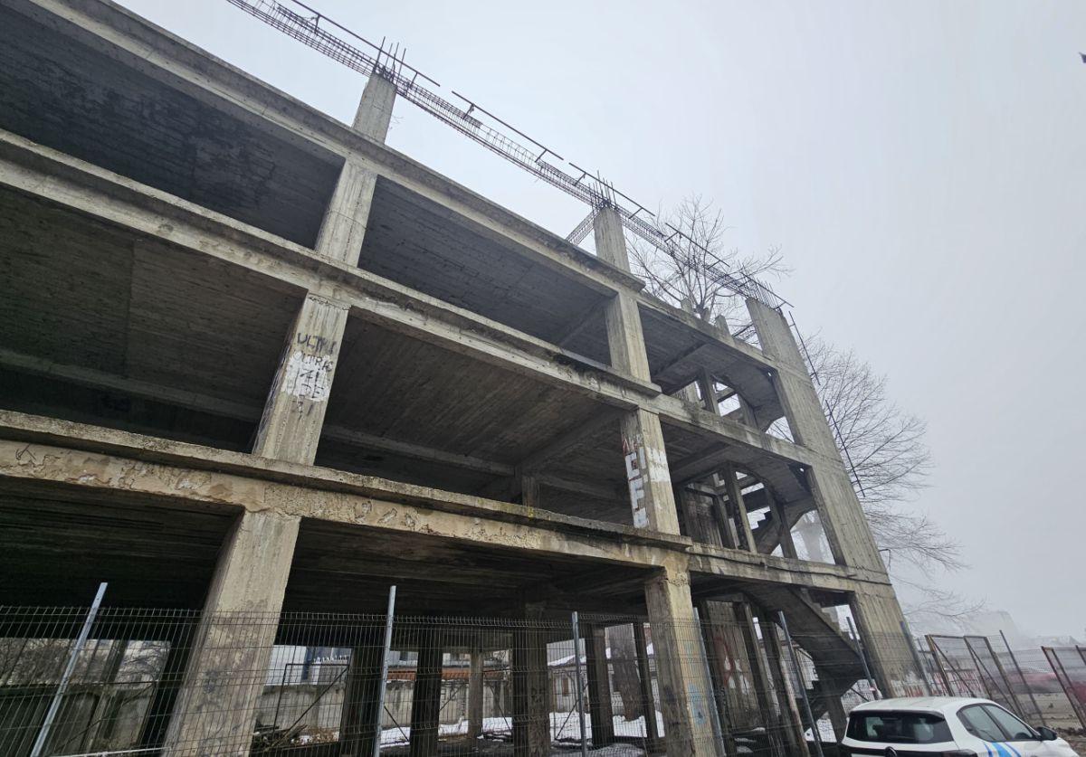 Cine pune mâna pe clădirea-fantomă de lângă stadionul Dinamo: „Mai întâi să avem terenul” » Paragină în locul unde ar fi trebuit să apară un mega-proiect