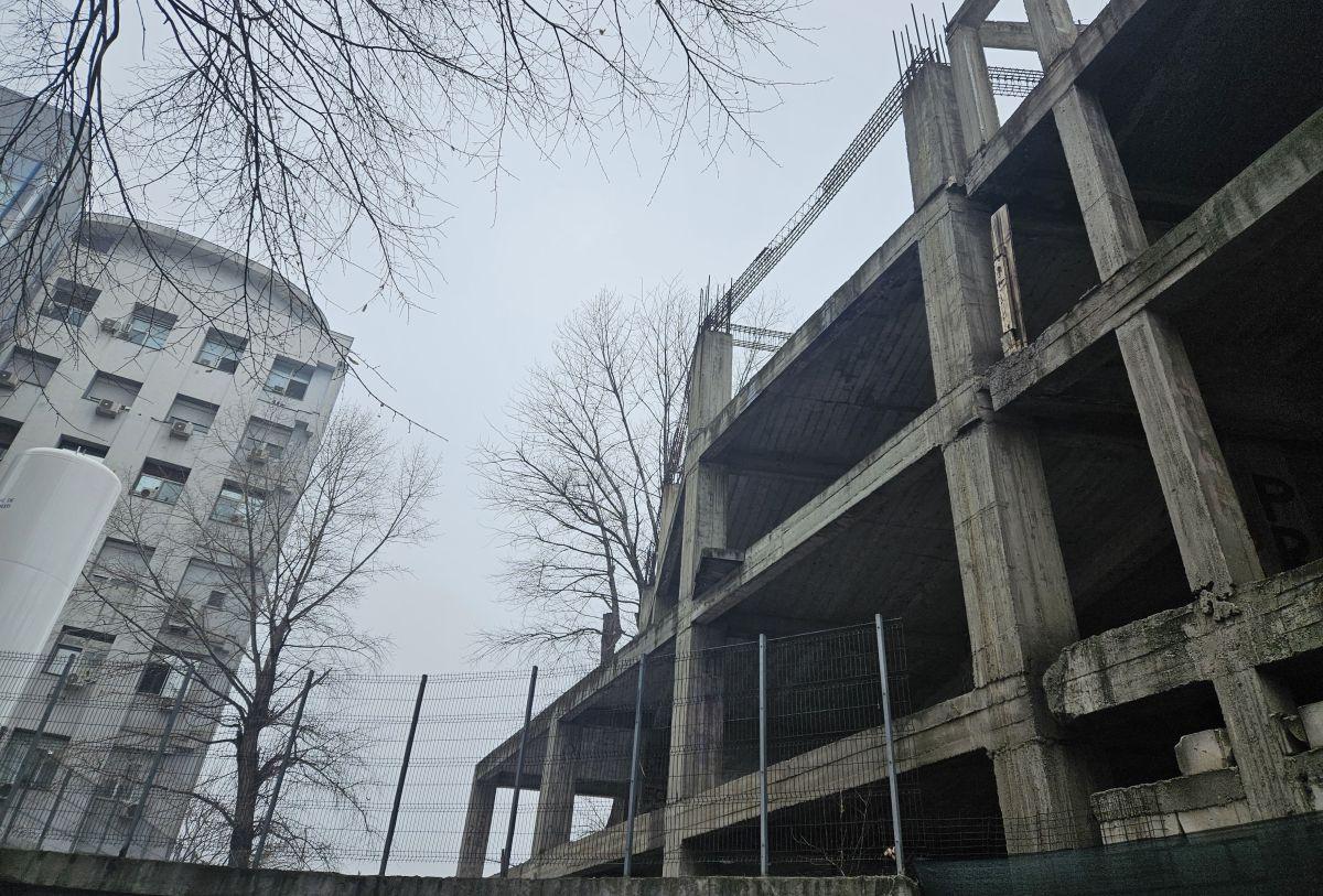 Cine pune mâna pe clădirea-fantomă de lângă stadionul Dinamo: „Mai întâi să avem terenul” » Paragină în locul unde ar fi trebuit să apară un mega-proiect