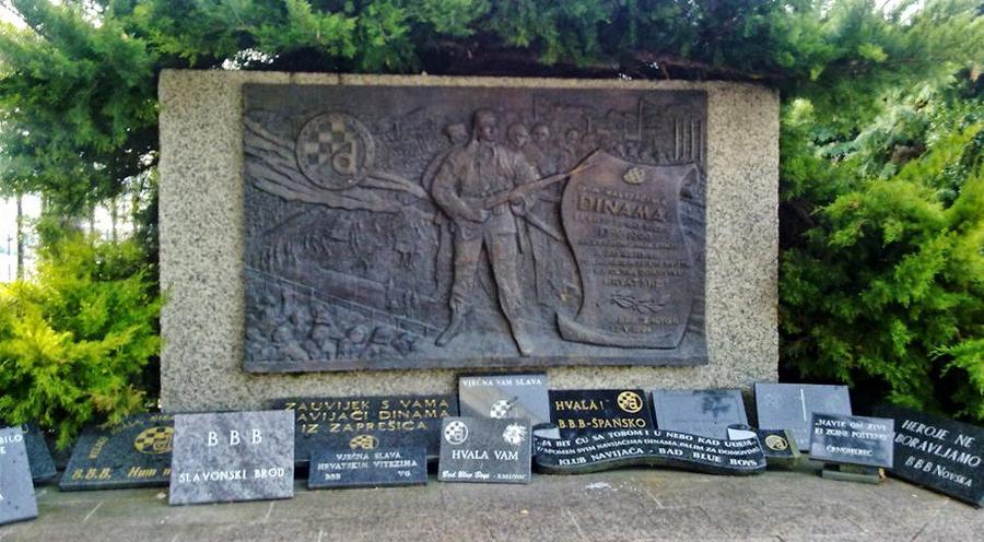 Monumentul de la stadionul „Maksimir” Partida dintre Dinamo și Steaua care a stat la baza unui război în toată regula » Căpitanul a atacat polițiștii, ultrașii au mers pe front, iar Miodrag Belodedici relatează: „Ne-au luat niște blindate”