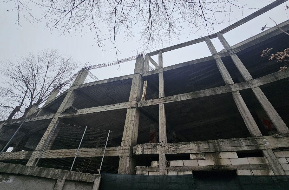 Cine pune mâna pe clădirea-fantomă de lângă stadionul Dinamo: „Mai întâi să avem terenul” » Paragină în locul unde ar fi trebuit să apară un mega-proiect