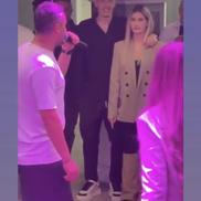 Constantin Budescu a luat microfonul și a început să cânte la aniversarea sa. Foto: Captură tiktok