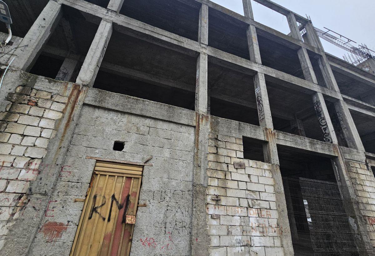 Cine pune mâna pe clădirea-fantomă de lângă stadionul Dinamo: „Mai întâi să avem terenul” » Paragină în locul unde ar fi trebuit să apară un mega-proiect