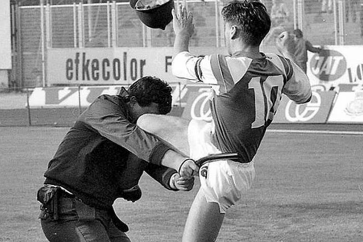 Partida dintre Dinamo și Steaua care a stat la baza unui război în toată regula » Căpitanul a atacat polițiștii, ultrașii au mers pe front, iar Miodrag Belodedici relatează: „Ne-au luat niște blindate”