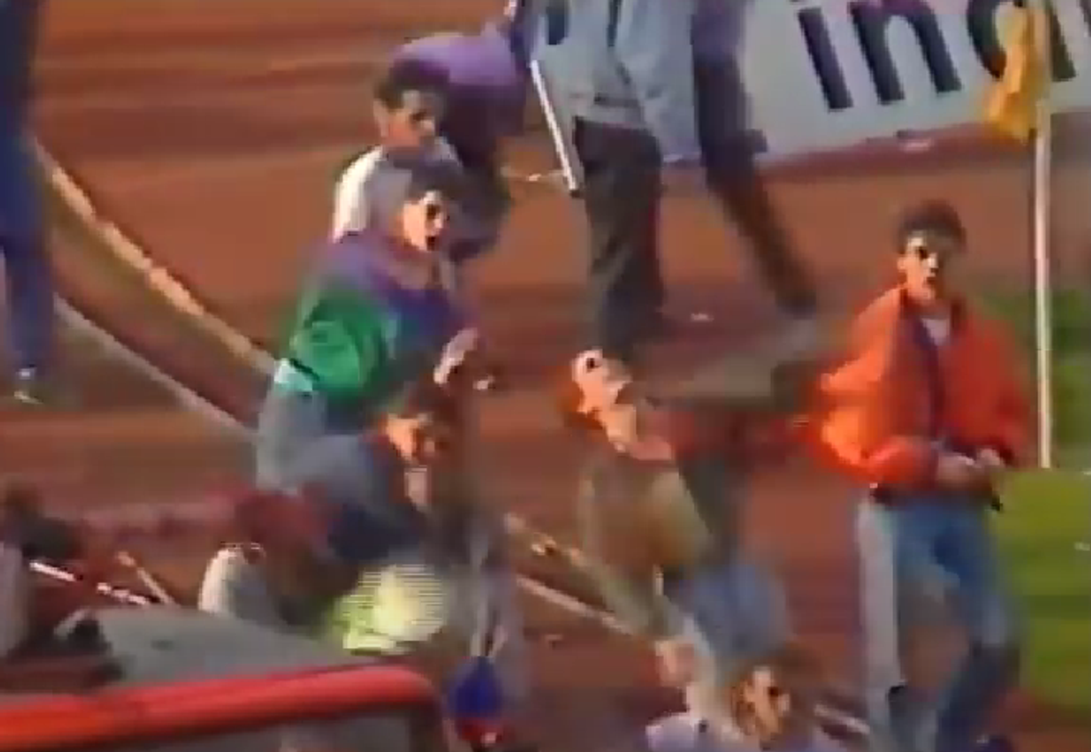 Partida dintre Dinamo și Steaua care a stat la baza unui război în toată regula » Căpitanul a atacat polițiștii, ultrașii au mers pe front, iar Miodrag Belodedici relatează: „Ne-au luat niște blindate”