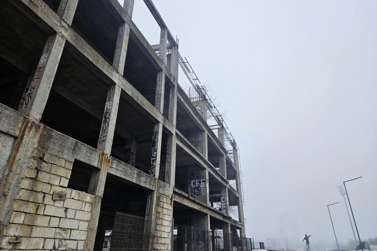 Clădirea-fantomă de lângă stadionul „Dinamo” » Aici ar fi trebuit să fie sediul clubului: paragină în loc de lux, 30 de ani mai târziu