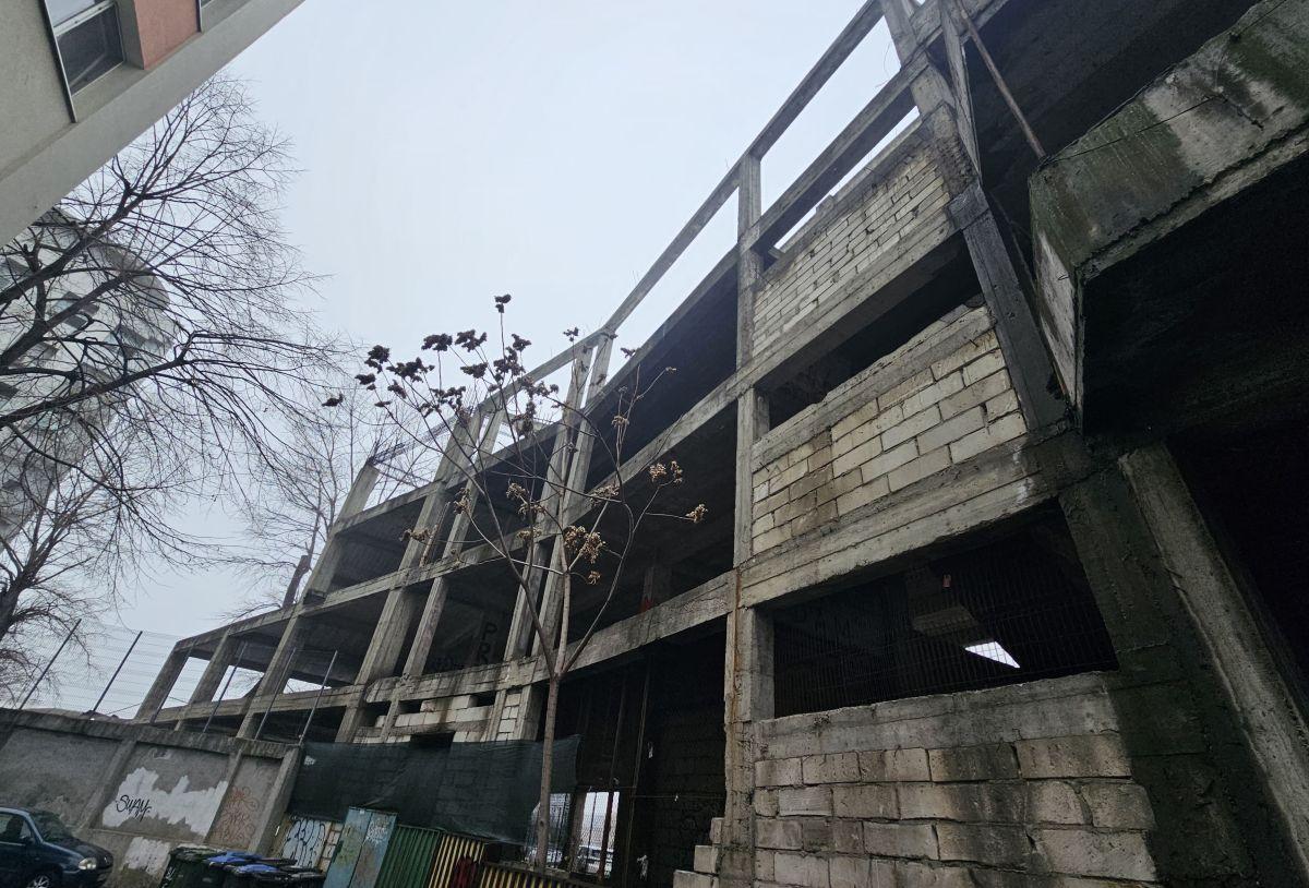 Cine pune mâna pe clădirea-fantomă de lângă stadionul Dinamo: „Mai întâi să avem terenul” » Paragină în locul unde ar fi trebuit să apară un mega-proiect