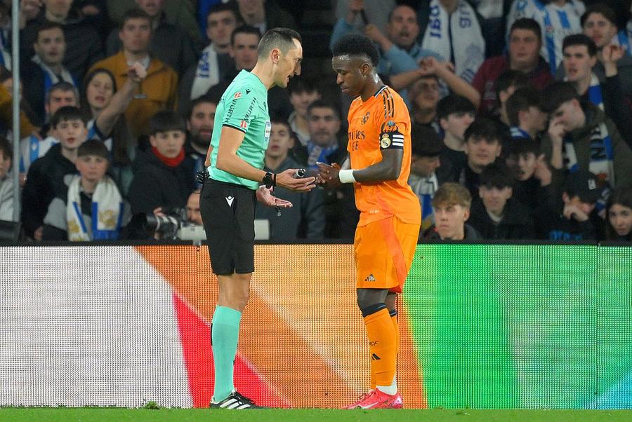 Arbitrul Sanchez Martinez dialogând cu Vinicius, căpitanul Realului. Foto: Getty Starului de la Real Madrid i s-a strigat „Mori!” în timpul semifinalei Cupei Regelui Spaniei » Arbitrul a oprit meciul, iar Ancelotti a trebuit să-l scoată la pauză