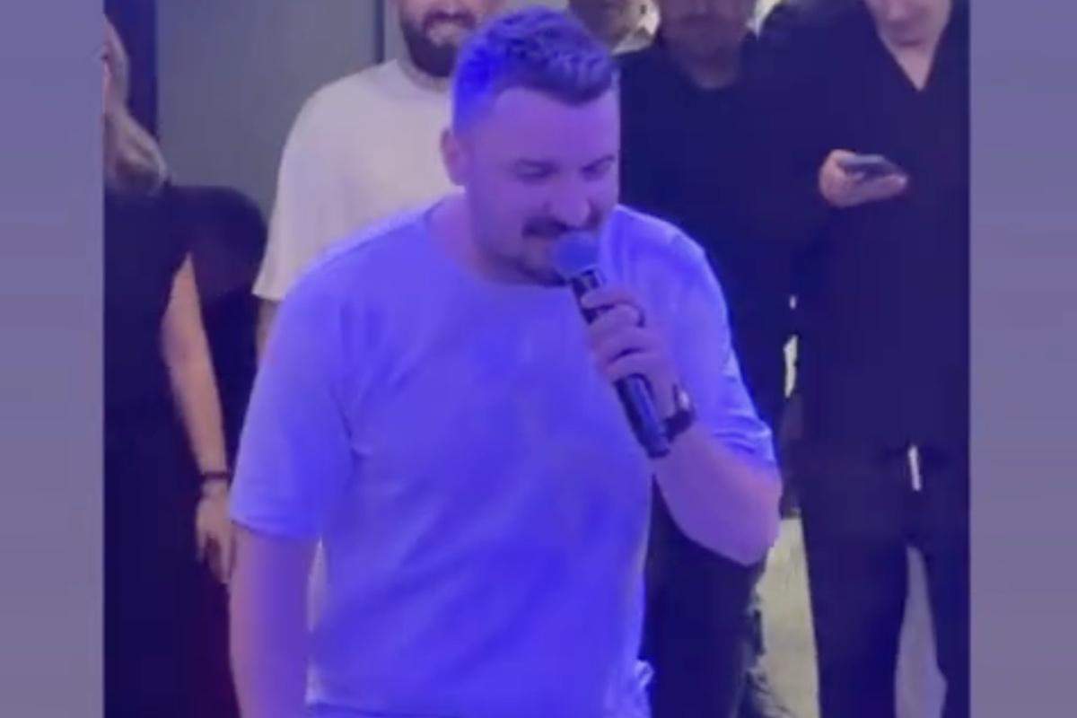 Constantin Budescu a luat microfonul și a început să cânte la aniversarea sa