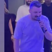 Constantin Budescu a luat microfonul și a început să cânte la aniversarea sa. Foto: Captură tiktok