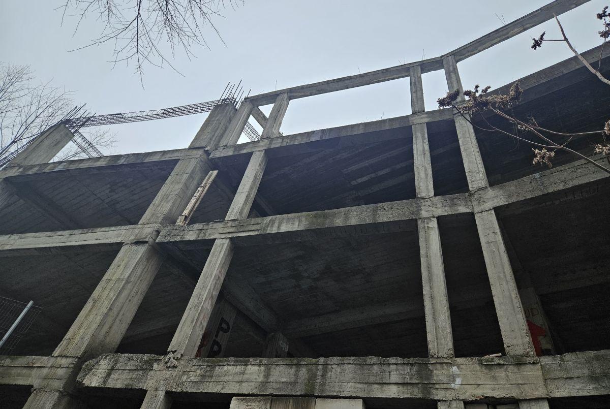 Cine pune mâna pe clădirea-fantomă de lângă stadionul Dinamo: „Mai întâi să avem terenul” » Paragină în locul unde ar fi trebuit să apară un mega-proiect