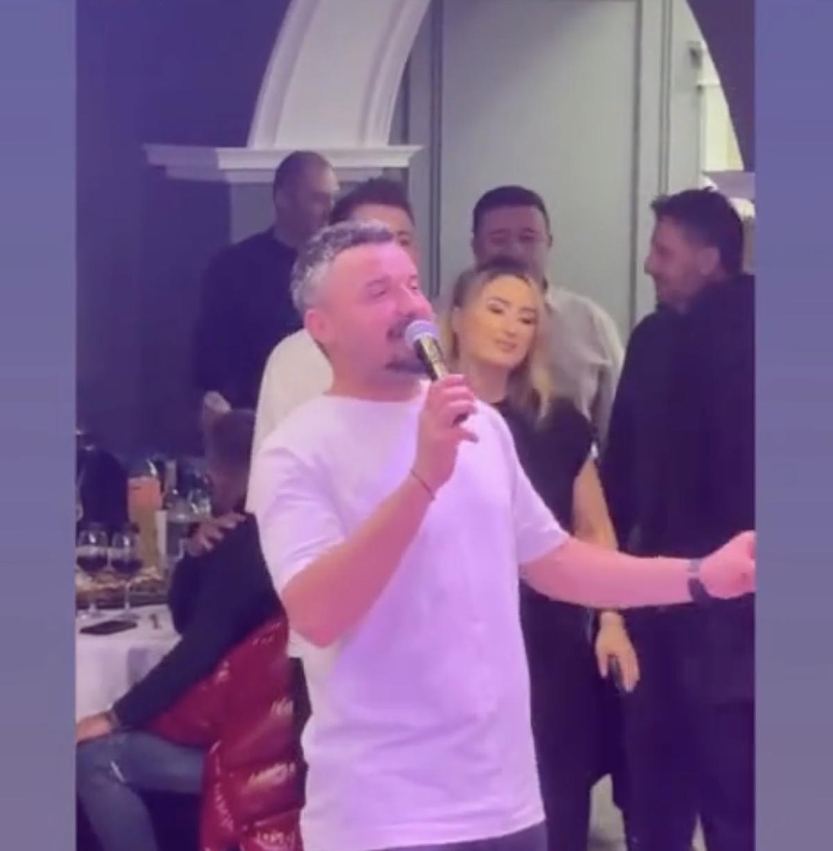 Constantin Budescu a luat microfonul și a început să cânte în restaurant: „Numai tu hoțule-o ai”