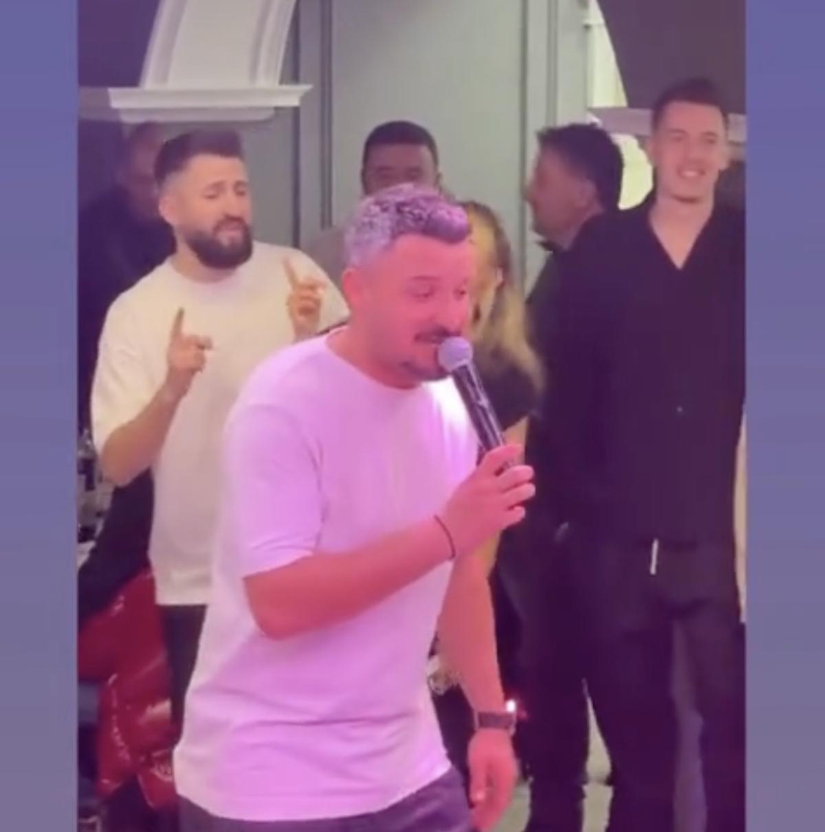 Constantin Budescu a luat microfonul și a început să cânte în restaurant: „Numai tu hoțule-o ai”