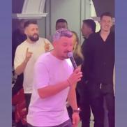 Constantin Budescu a luat microfonul și a început să cânte la aniversarea sa. Foto: Captură tiktok