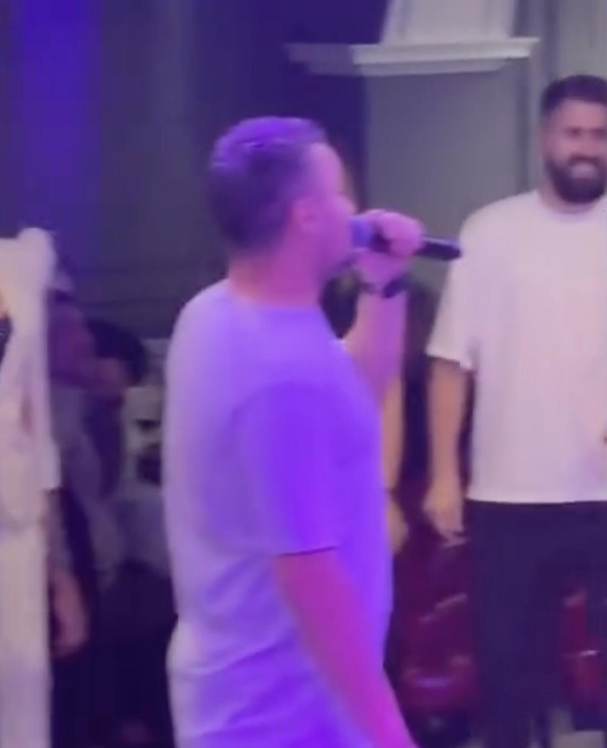 Constantin Budescu a luat microfonul și a început să cânte în restaurant: „Numai tu hoțule-o ai”