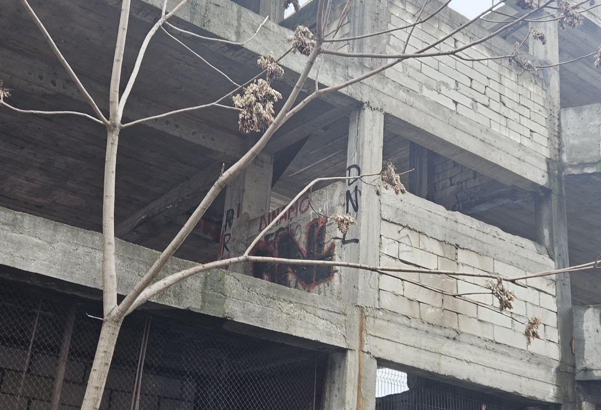 Cine pune mâna pe clădirea-fantomă de lângă stadionul Dinamo: „Mai întâi să avem terenul” » Paragină în locul unde ar fi trebuit să apară un mega-proiect