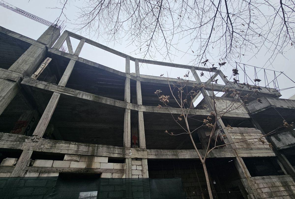 Cine pune mâna pe clădirea-fantomă de lângă stadionul Dinamo: „Mai întâi să avem terenul” » Paragină în locul unde ar fi trebuit să apară un mega-proiect