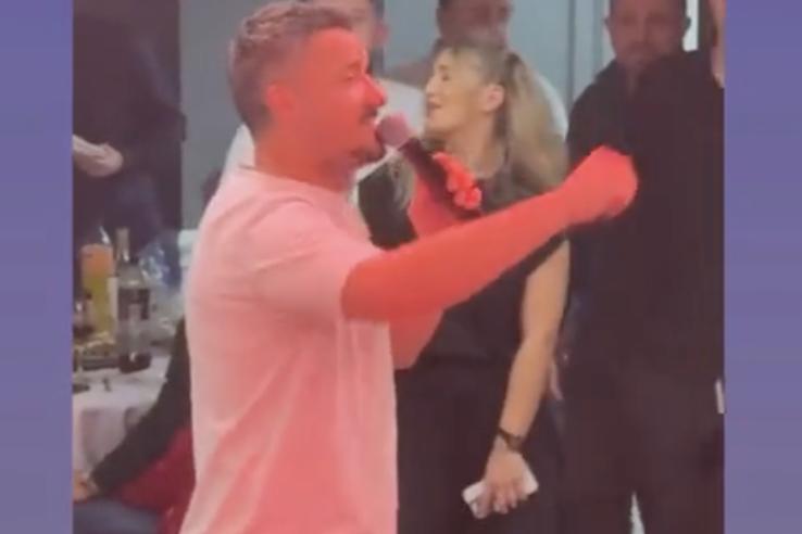 Constantin Budescu a luat microfonul și a început să cânte la aniversarea sa. Foto: Captură tiktok