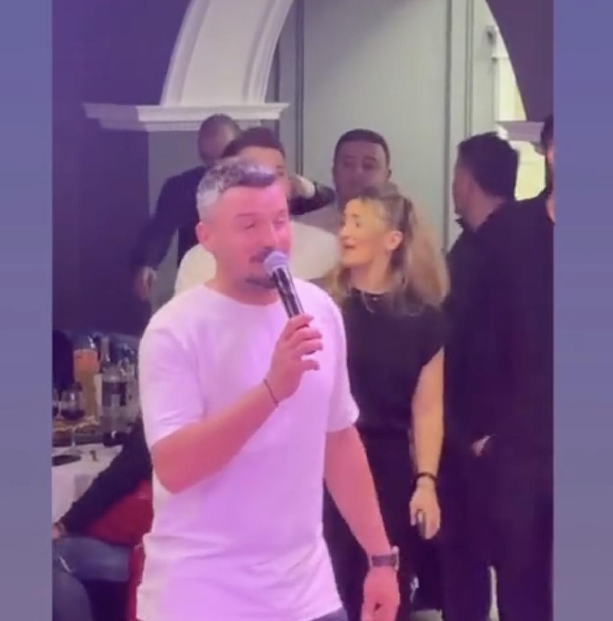 Constantin Budescu a luat microfonul și a început să cânte în restaurant: „Numai tu hoțule-o ai”