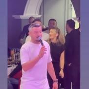 Constantin Budescu a luat microfonul și a început să cânte la aniversarea sa. Foto: Captură tiktok